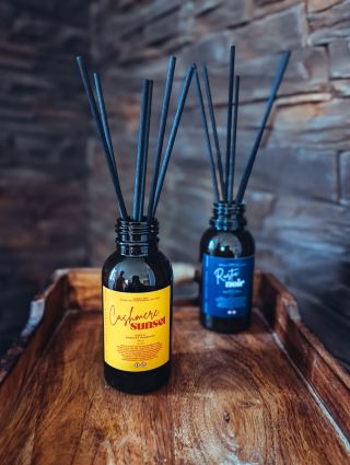 🔥 Konečně je to tady! 🔥 Naše ikonická vůně Rustic Noir má svou voňavou sestřičku – představujeme ti Cashmere Sunset ✨...